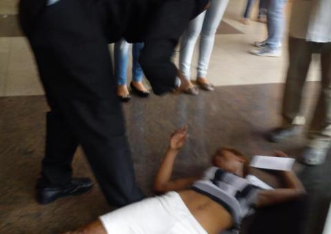 Mulher leva rasteira e é espancada por seguranças do Manaus Plaza